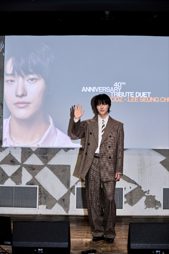 가수 이승철이 29일 오후 서울 한남동 현대카드 언더스테이지에서 열린 이승철 40주년 앨범 음감회에 참석해 포즈를 취하고 있다. [사진=LSC]