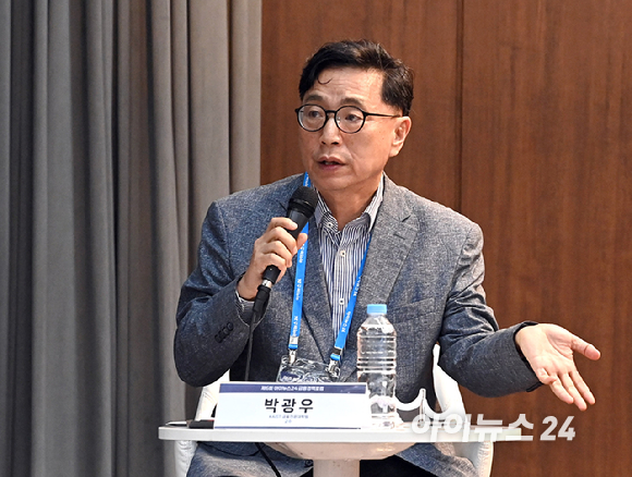 '제6회 아이뉴스24 금융정책포럼'이 '디지털자산기본법 이후, 한국 가상자산 시장의 새로운 질서'를 주제로 18일 서울 중구 은행회관 국제회의실에서 열렸다. 박광우 KAIST 금융전문대학원 교수가 좌장을 맡아 패널토론 시간을 진행하고 있다. [사진=곽영래 기자]