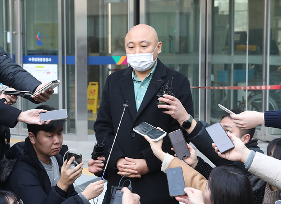 웹툰작가 주호민이 1일 오전 경기 수원시 영통구 수원지방법원에서 취재진의 질문에 답하고 있다. 이날 '주호민 아들 아동학대' 혐의로 기소된 특수교사는 1심에서 벌금 200만원 선고유예를 받았다. [사진=뉴시스]