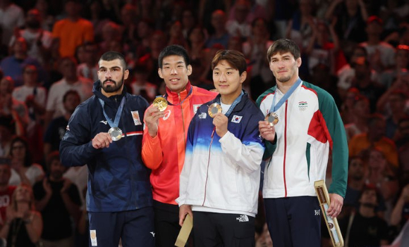 이준환이 30일(현지시각) 프랑스 파리에 있는 샹드마르스에서 열린 2024 파리올림픽 유도 남자 81㎏급 시상식에서 동메달을 목에 걸고 포즈를 취하고 있다. [사진=뉴시스]