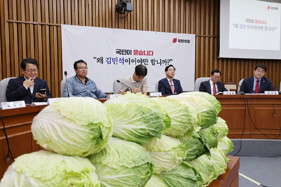국민의힘 송언석 원내대표(오른쪽 세번째)가 30일 국회에서 열린 김민석 국무총리 후보자 국민청문회에 참석해 발언을 들으며 생각에 잠겨있다. [사진=연합뉴스]