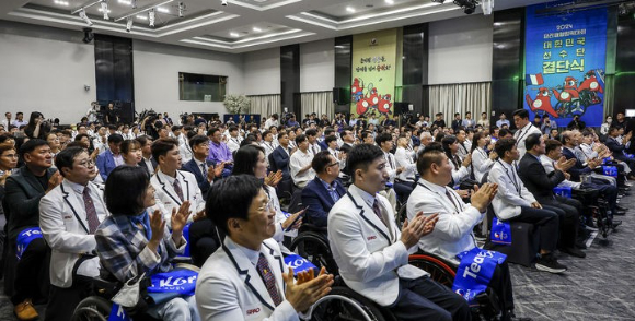 지난 12일 서울 송파구 올림픽파크텔에서 열린 2024 파리패럴림픽대회 대한민국 선수단 결단식에 대한민국 선수단이 참석해 있다. [사진=뉴시스]