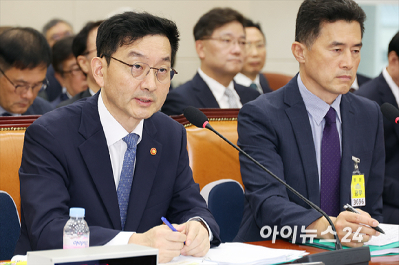 윤창렬 국무조정실장이 13일 서울 여의도 국회에서 열린 정무위원회 국정감사에서 질의에 답변하고 있다. [사진=곽영래 기자]