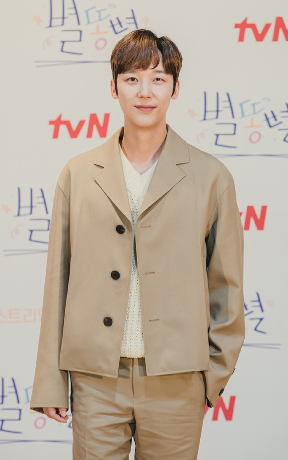 배우 윤종훈이 20일 온라인으로 진행된 tvN 새 금토드라마 '별똥별' 제작발표회에 참석해 포즈를 취하고 있다. [사진=tvN]