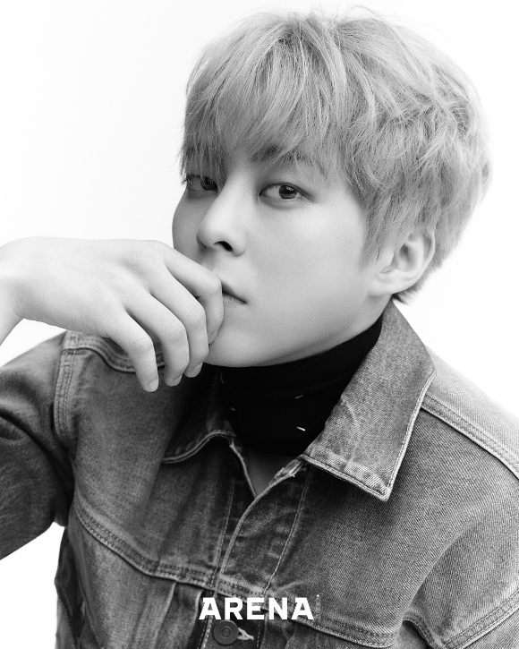 시우민이 화보 촬영에서 포즈를 취하고 있다. [사진=아레나 옴므 플러스]