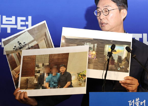 더불어민주당 노종면 선대위 대변인이 19일 서울 여의도 당사에서 "윤석열 전 대통령의 내란 혐의 사건 재판장인 지귀연 서울중앙지법 부장판사가 유흥업소에서 접대받았다"라는 의혹을 제기하며 관련 사진을 공개하고 있다. 2025.5.19 [사진=연합뉴스]