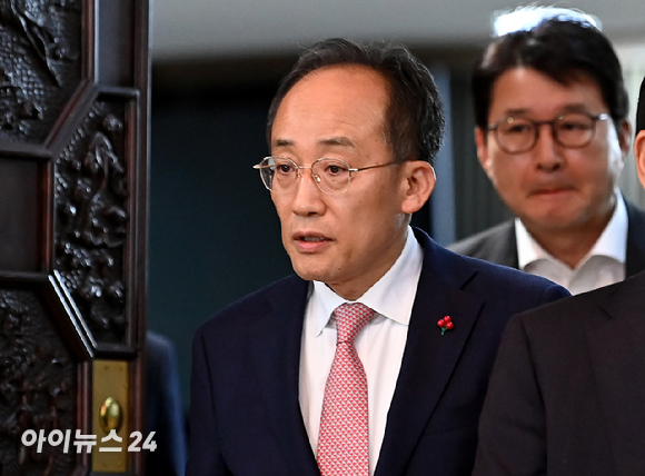 추경호 국민의힘 원내대표가 지난 6일 저녁 서울 여의도 국회에서 열린 의원총회를 마치고 저녁을 먹기 위해 이동하고 있다. [사진=곽영래 기자]