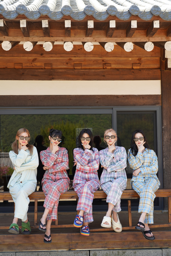 (여자)아이들이 편안한 차림으로 이야기를 나누고 있다. 사진은 '(여자)아이들 외 취급주의' 스틸컷. [사진=seezn, 큐브엔터테인먼트]