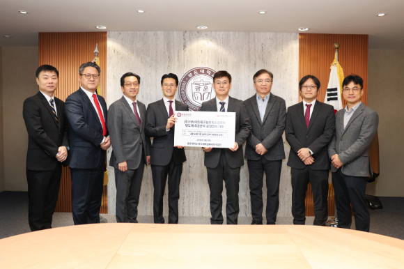 ㈜키사이트테크놀로지스코리아 반도체 측정분석 실험장비 기증식 단체사진 [사진=광운대학교]