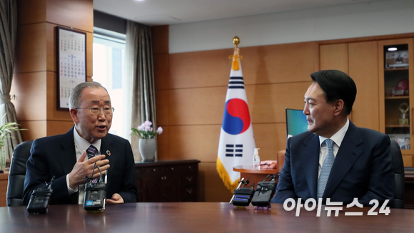 윤석열 대통령 당선인이 18일 서울 종로구 통의동 집무실에서 반기문 전 유엔사무총장을 만나 최근 국제현안에 대해 반 전 총장의 의견을 듣고 있다. [사진=국회사진취재단]