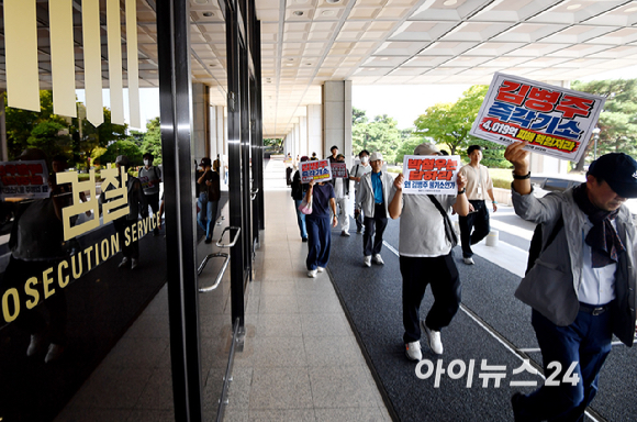 홈플러스 물품구매전단채 피해자 비상대책위원회, 홈플러스 사태해결공동대책위원회, 금융정의연대, 민생경제연구소 등 피해자 시민단체들이 29일 서울 중앙지검에서 김병주 MBK 회장 불기소 검토 경위 공개 요구 및 박철우 중앙지검장 항의 방문을 하고 있다. [사진=곽영래 기자]