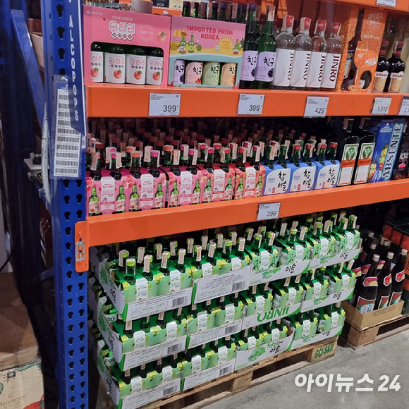 지난 21일 필리핀 마닐라의 도매형 할인점 '퓨어골드' 매장에서 만난 23세 남성 졸로씨의 장바구니. 한국 라면과 소주 등이 담겨 있다. [사진=전다윗 기자]