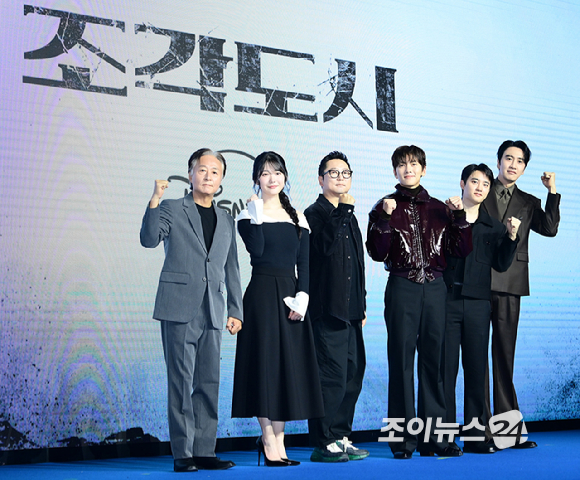 배우 도경수와 지창욱이 3일 오전 서울 영등포구 콘래드 서울에서 열린 디즈니 플러스 오리지널 '조각도시' 제작발표회에 참석하고 있다. [사진=정소희 기자]