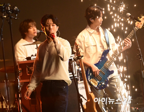 21일 서울 송파구 서울특별시교육청 학생체육관에서 '2026 JOY콘서트 - 보이스 오브 스프링(Voice of spring)'이 열렸다. 밴드 엔플라잉, 소란, 에이엠피가 멋진 무대를 선보이고 있다. [사진=정소희 기자]