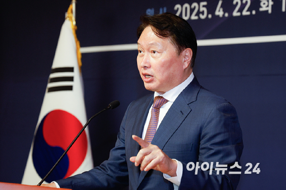 최태원 대한상공회의소 회장이 22일 서울 여의도 국회 사랑재에서 열린 국회 미래산업포럼 발족식에서 최근 한국경제의 도전과제와 대응방향에 대해 강연하고 있다. [사진=곽영래 기자]