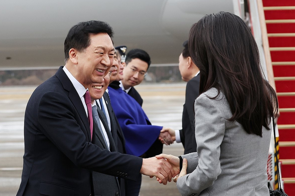 2023년 12월 11일 윤석열 대통령과 네덜란드를 국빈 방문하는 김건희 여사가 경기 성남 서울공항에서 출국전 국민의힘 김기현 대표와 인사하고 있다. 2023.12.11 [사진=연합뉴스]