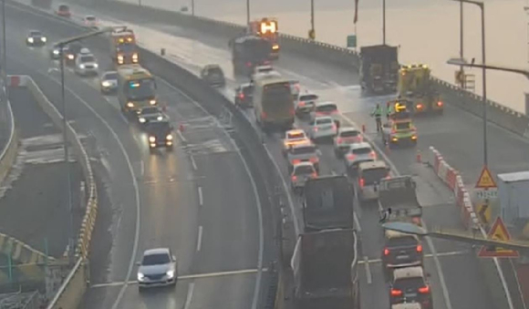 이날 오전 6시 10분쯤 서울 강서구 방화대교를 지나던 트럭에서 원인을 알 수 없는 화재가 발생했다. 사진은 화재 현장. [사진=서울시 교통정보 시스템(TOPIS) 캡처]