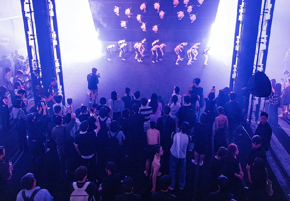 무용수들이 관객 사이를 오가며 이머시브 아트 퍼포먼스를 펼치는 모습. [사진=구서윤 기자]
