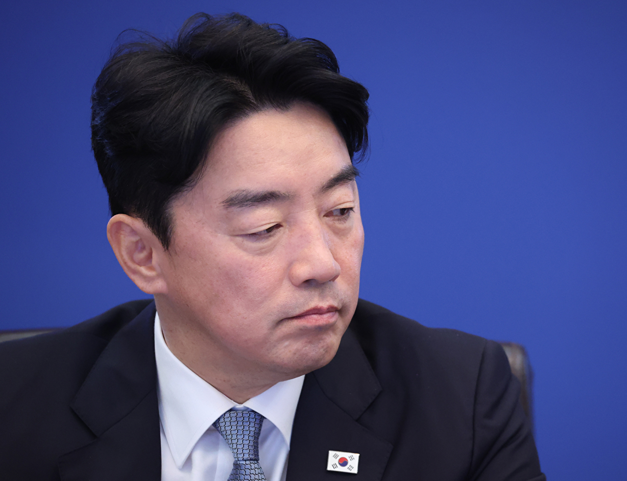 강훈식 비서실장이 21일 청와대에서 열린 수석보좌관회의에서 이재명 대통령 발언을 듣고 있다. [사진=연합뉴스]