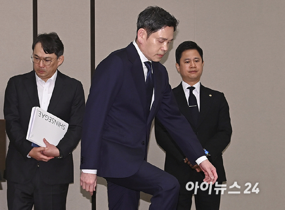 정용진 신세계그룹 회장이 26일 서울 강남구 조선팰리스 호텔에서 스타벅스 5.18 '탱크데이' 마케팅 관련 대국민 사과 발표를 위해 기자회견장으로 들어서고 있다. [사진=곽영래 기자]