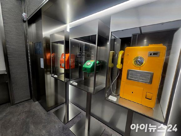 22일 오전 KT 광화문 웨스트 사옥 내 체험형 전시관인 'KT 온마루'에 대한민국 최초의 전신주 모형이 전시돼 있다. [사진=안세준 기자]