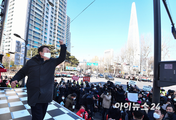 윤석열 국민의힘 대선 후보가 17일 오후 서울 송파구 석촌호수에서 열린 "경제를 살리는 대통령!" 송파 유세에서 어퍼컷 세리머니를 하고 있다. [사진=김성진 기자]