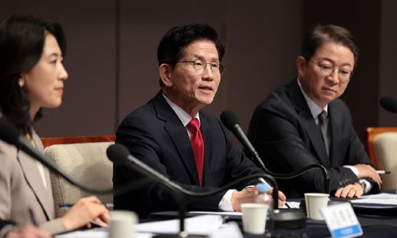  국민의힘 김문수 대선 후보가 8일 서울 중구 한국프레스센터에서 열린 관훈클럽 토론회에서 패널의 질문에 답하고 있다. [사진=연합뉴스]