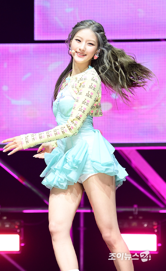 그룹 키스오브라이프 하늘이 6일 오후 서울 용산구 블루스퀘어에서 열린 키스오브라이프(KISS OF LIFE)새 싱글 앨범 'Who is she' 발매 기념 쇼케이스에 참석해 수록곡 'Don&lsquo;t Mind Me' 무대를 선보이고 있다. [사진=정소희 기자]