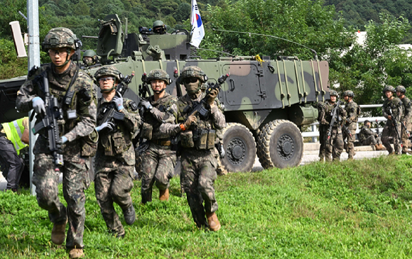 력 중심 구조에서 AI&middot;드론&middot;로봇 기반 유&middot;무인 복합전투체계로 전환하는 모습을 구상한 AI 생성 이미지. [사진=챗GPT]
