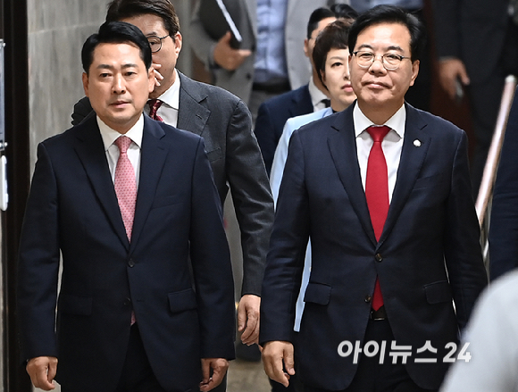 국민의힘 장동혁 대표와 송언석 원내대표가 8일 오후 서울 여의도 국회에서 열린 의원총회에 참석하고 있다. [사진=곽영래 기자]
