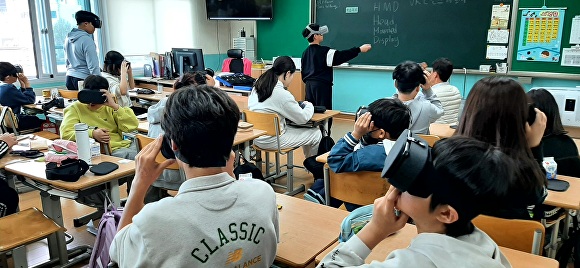 한국교통대학교가 음성진로체험지원센터에서 무극초등학교 학생들을 대상으로 미래신산업 신기술 진로체험 프로그램을 운영했다. [사진=한국교통대]