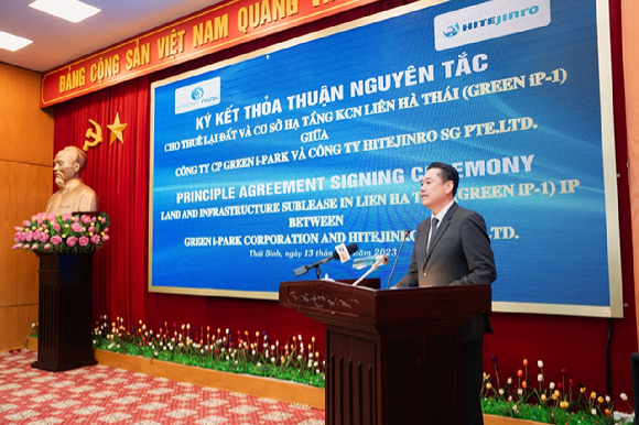 김인규 하이트진로 대표이사가 지난 13일 베트남 타이빈성 그린아이파크 산업단지 사업자와 전대차 계약을 체결하기 전 인사말을 하고 있다. [사진=하이트진로]