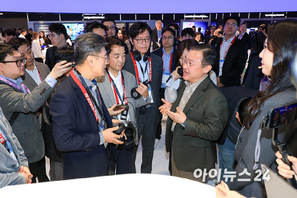 노태문 삼성전자 대표이사 사장(DX부문장)과 정재헌 SK텔레콤 사장이 2일(현지시간) 스페인 바르셀로나 피라 그란 비아 전시장에서 열린 '모바일 월드 콩그레스(MWC)2026' 삼성전자 부스에서 갤럭시S26 울트라로 사진촬영 하고 있다. 2026.03.02 [사진=바르셀로나=사진공동취재단]