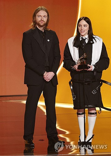 빌리 아일리시가 1일 오후(현지 시간) 미국 로스앤젤레스 크립토닷컴 아레나에서 열린 제68회 그래미 어워즈에서 수상 소감을 전하고 있다. [사진=연합뉴스]