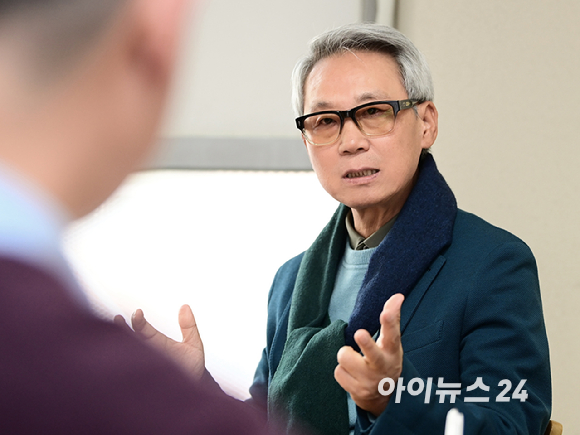 (왼쪽부터) 김병철 KCGI자산운용 대표이사, 박동석 아이뉴스24 사장 겸 편집인, 주명룡 은퇴자협회장, 이근면 성균관대 특임교수, 윤석명 한국보건사회연구원 명예연구위원 겸 연금연구회장이 23일 서울 마포구 상수동 아이뉴스24에서 열린 연금개혁좌담회에 앞서 포즈를 취하고 있다. [사진=정소희 기자]
