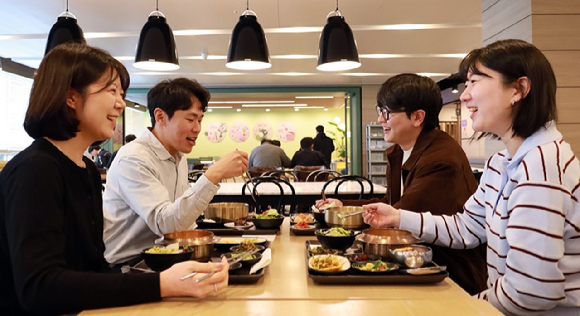 삼성웰스토리가 운영하는 구내식당을 찾은 고객들이 국산 농산물을 활용한 메뉴를 즐기고 있다. [사진=삼성웰스토리]