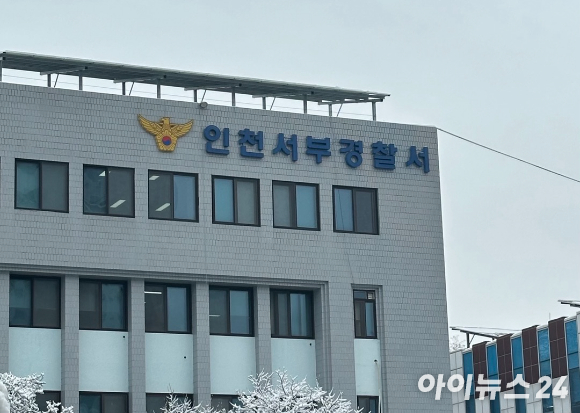 인천 일대 주차장을 돌면서 차량의 바퀴를 훔친 20대 남성 일당이 경찰에 붙잡혔다. 사진은 피해 차량. [사진=온라인 커뮤니티 캡처]