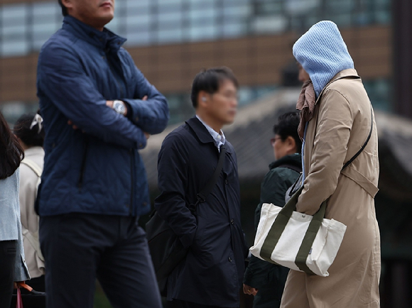 서울 광화문광장에서 시민들이 외투를 입은 채 걸어가고 있다. [사진=연합뉴스]