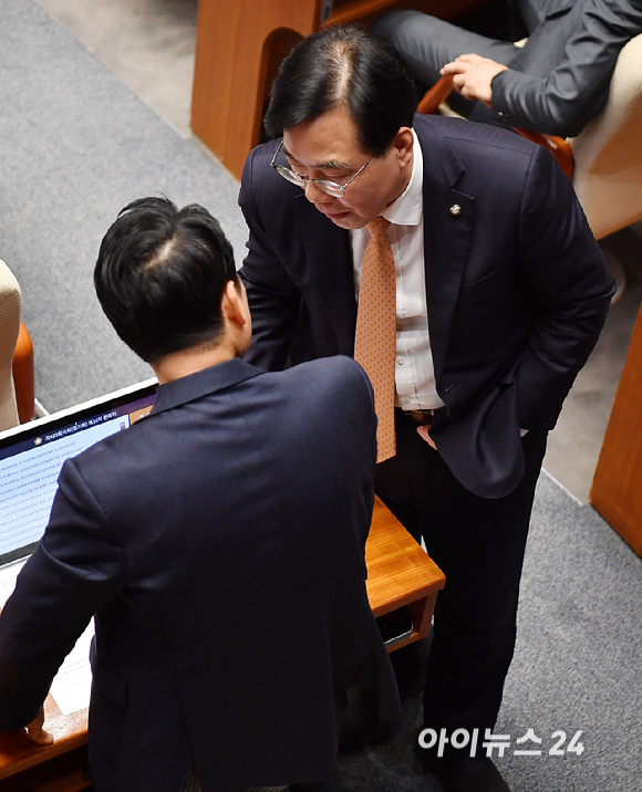 국민의힘 장동혁 대표와 송언석 원내대표가 9일 서울 여의도 국회에서 열린 제429회국회(정기회) 제16차 본회의에서 대화를 나누고 있다. [사진=곽영래 기자]