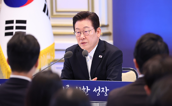 이재명 대통령이 11일 청와대 영빈관에서 열린 취임 100일 기자회견 '회복을 위한 100일, 미래를 위한 성장'에서 발언하고 있다. 2025.9.11 [대통령실통신사진기자단] [사진=연합뉴스]