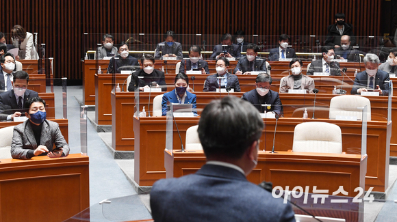 윤호중 더불어민주당 원내대표가 27일 국회에서 열린 의원총회에서 발언을 하고 있다. [사진=김성진 기자]