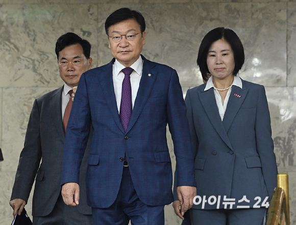 국민의힘 정점식 원내대표가 16일 국회에서 열린 원내대책회의에 참석하고 있다. 왼쪽은 원내운영수석부대표에 내정된 김승수 의원, 오른쪽은 원내정책수석부대표에 내정된 김미애 의원. [사진=곽영래 기자]