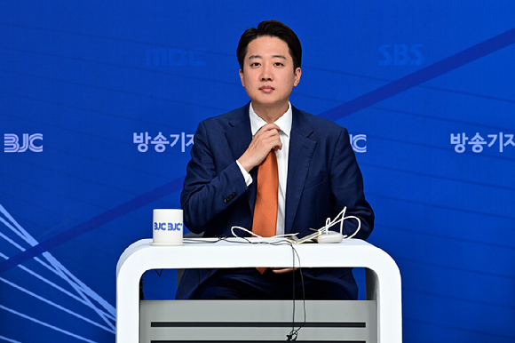 개혁신당 이준석 대선 후보가 지난 26일 서울 양천구 한국방송회관에서 열린 한국방송기자클럽 초청 토론회에 참석해 시작을 기다리고 있다. 2025.5.26 [사진=연합뉴스]