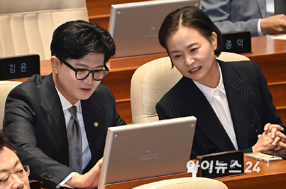 한동훈 무소속 의원이 11일 서울 여의도 국회에서 열린 본회의에 참석하고 있다. [사진=곽영래 기자]