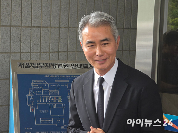 장현국 넥써쓰 대표가 지난 15일 서울남부지방법원에서 자본시장법 위반 혐의 1심 무죄 판결을 받은 뒤 기자들의 질문을 받고 있다. [사진=박정민 기자]