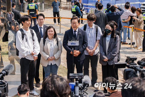 이재명 더불어민주당 후보가 29일 서울 서대문구 신촌동 주민센터에서 제 21대 대통령선거 사전투표를 마치고 기자들의 질문에 답변하고 있다. [사진=곽영래 기자]