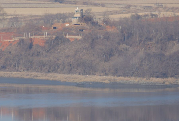 경기 파주시 임진강에서 나체의 남성 시신이 발견돼 경찰이 신원 확인 등 수사에 나섰다. 북한 황해북도 개풍군 임진강변. [사진=연합뉴스]