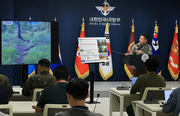 양진혁 합동참모본부 작전부장이 28일 서울 용산구 국방부에서 열린 '비무장지대 지뢰 추정 폭발 사고' 관련 브리핑에서 관련 자료를 설명하고 있다. 2026.9.28 [사진=연합뉴스]