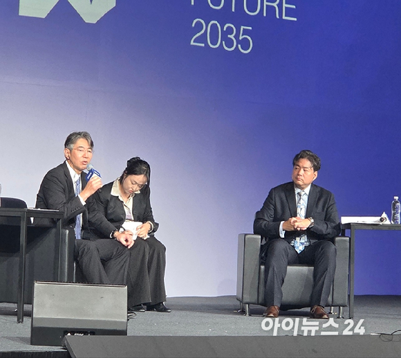 요시다 준키치 세이코엡손 글로벌 대표가 22일 서울 강남구 그랜드 인터컨티넨탈 파르나스에서 열린 30주년 기자간담회에서 '엔지니어드 퓨처 2035'에 대해 발표하고 있다. [사진=박지은 기자]