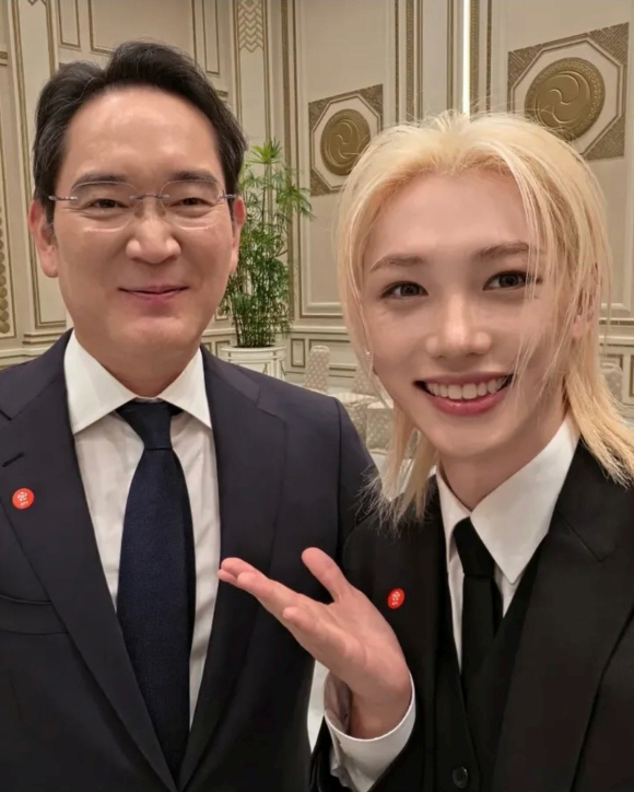 이재용 삼성전자 회장(왼쪽)과 스트레이키즈 멤버 필릭스가 3일 청와대 영빈관에서 열린 국빈 오찬에서 만나 사진을 찍고 있다. [사진=필릭스 인스타그램 ]